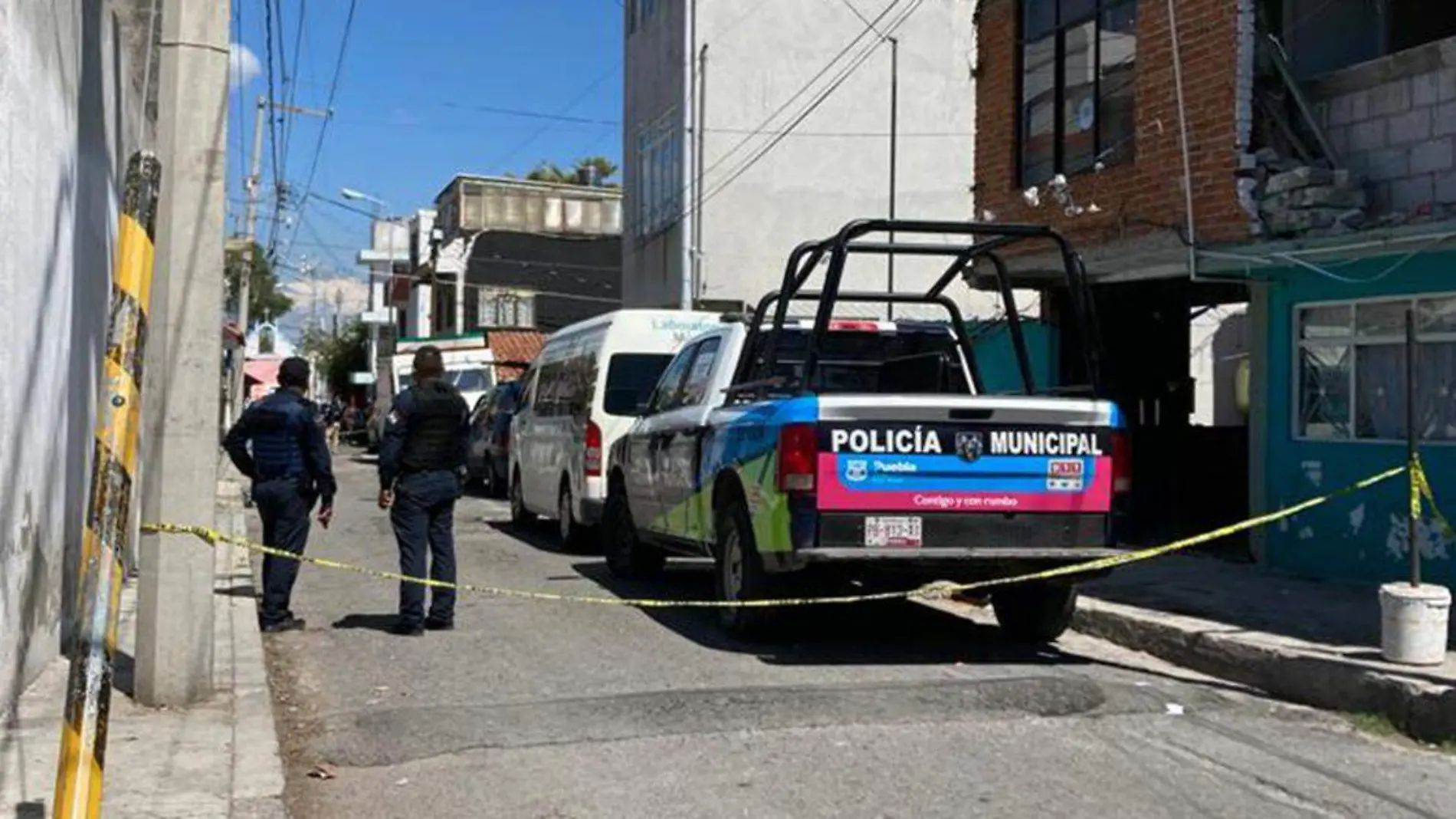 Un hombre que estaba pintando la fachada de su vivienda en la junta auxiliar de San Baltazar Campeche, desafortunadamente murió al tocar cables de alta tensión